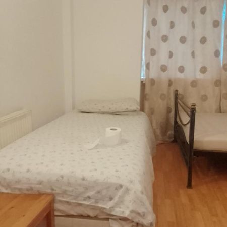 Private Rooms In 3 Bedroom Flat!! Londra Dış mekan fotoğraf
