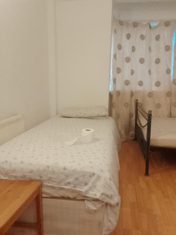 Private Rooms In 3 Bedroom Flat!! Londra Dış mekan fotoğraf