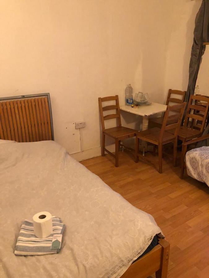 Private Rooms In 3 Bedroom Flat!! Londra Dış mekan fotoğraf