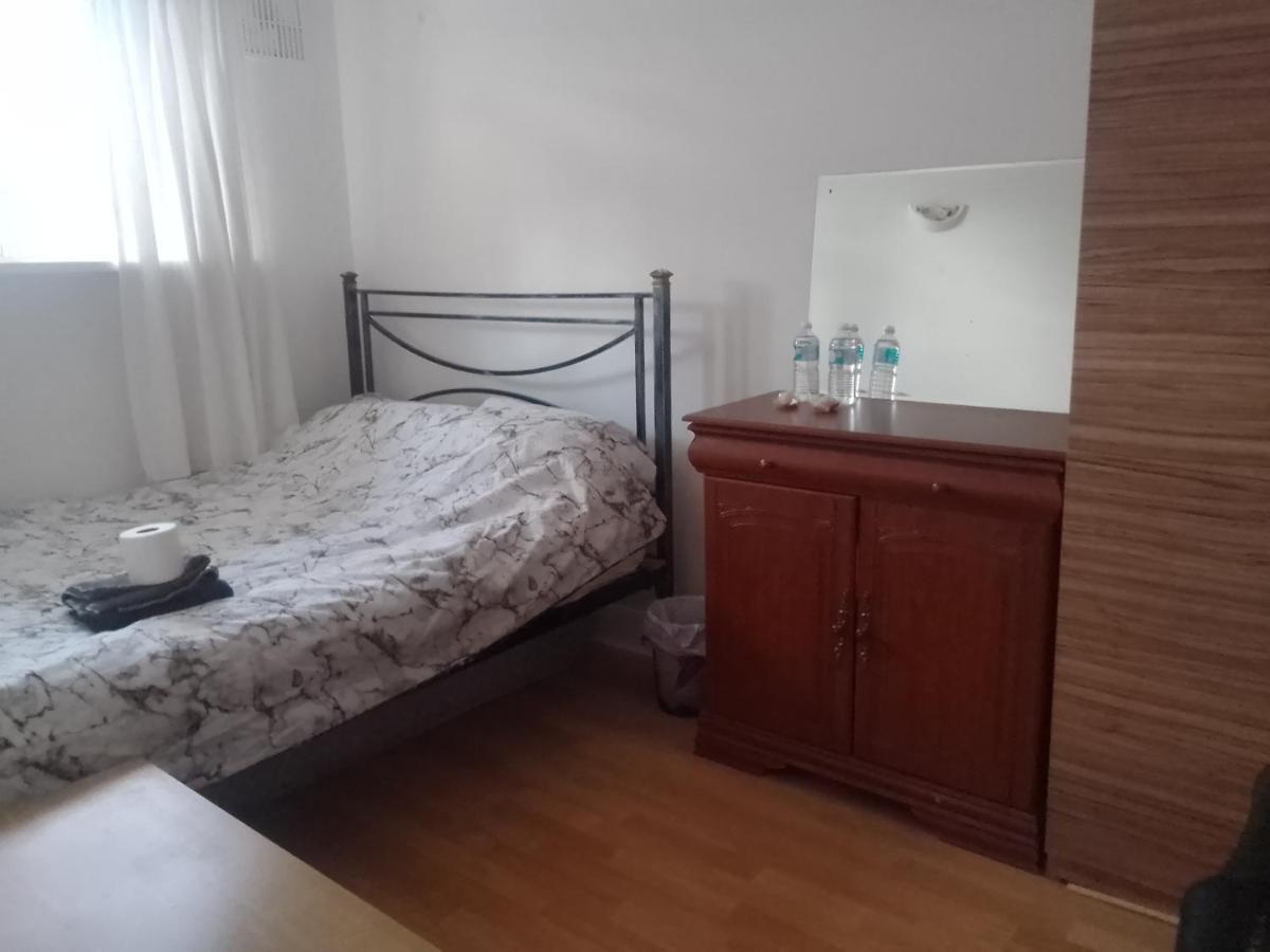Private Rooms In 3 Bedroom Flat!! Londra Dış mekan fotoğraf