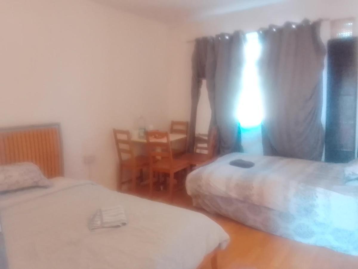 Private Rooms In 3 Bedroom Flat!! Londra Dış mekan fotoğraf