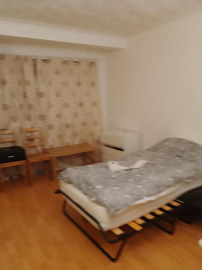 Private Rooms In 3 Bedroom Flat!! Londra Dış mekan fotoğraf
