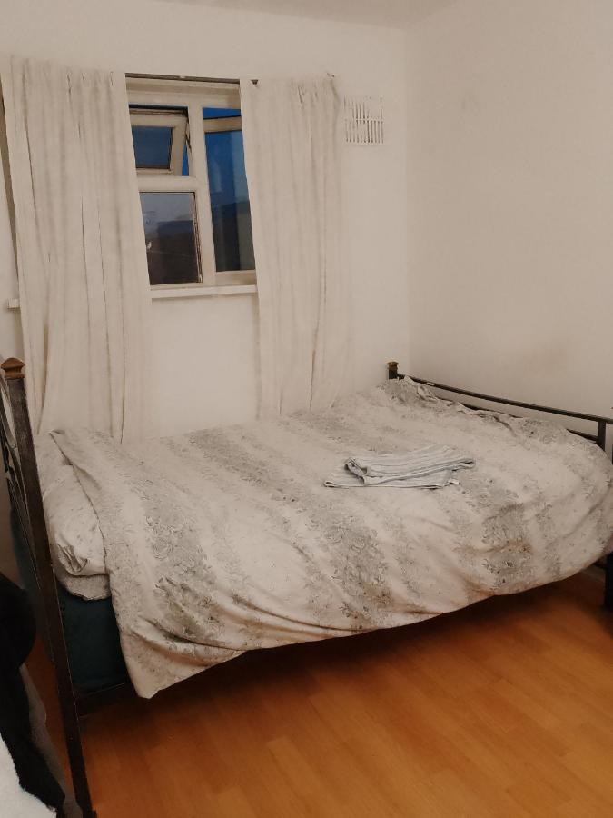 Private Rooms In 3 Bedroom Flat!! Londra Dış mekan fotoğraf