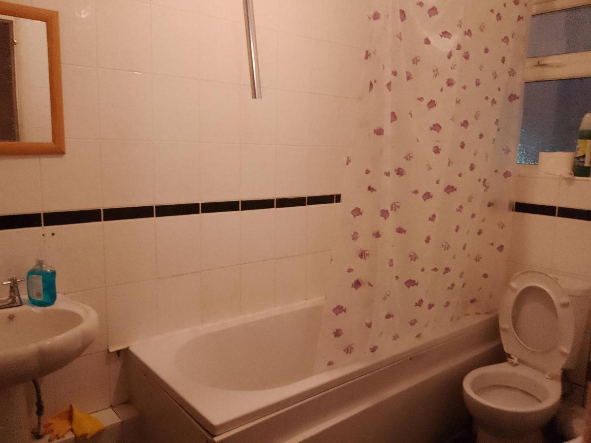 Private Rooms In 3 Bedroom Flat!! Londra Dış mekan fotoğraf