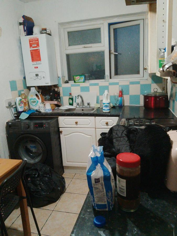 Private Rooms In 3 Bedroom Flat!! Londra Dış mekan fotoğraf